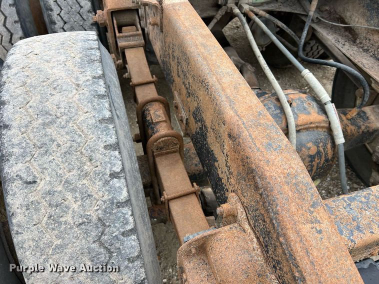 image for item LI9687 1989 Freightliner FLC  semi truck