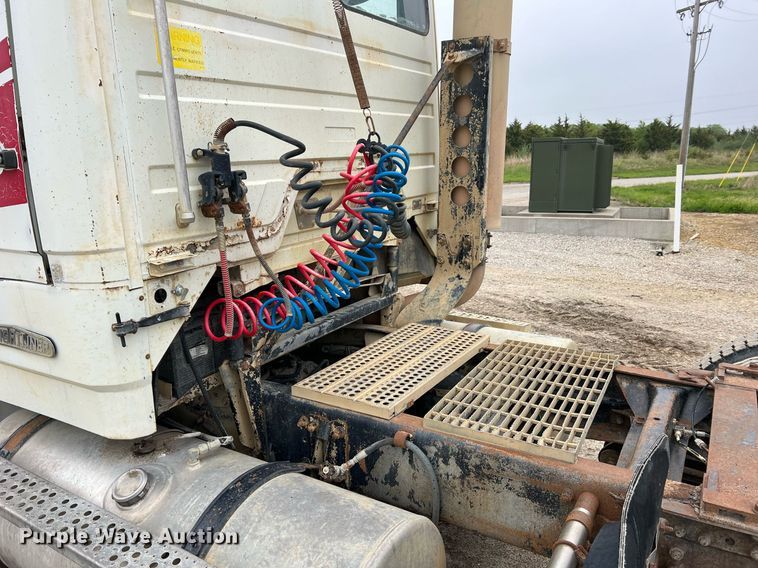 image for item LI9687 1989 Freightliner FLC  semi truck