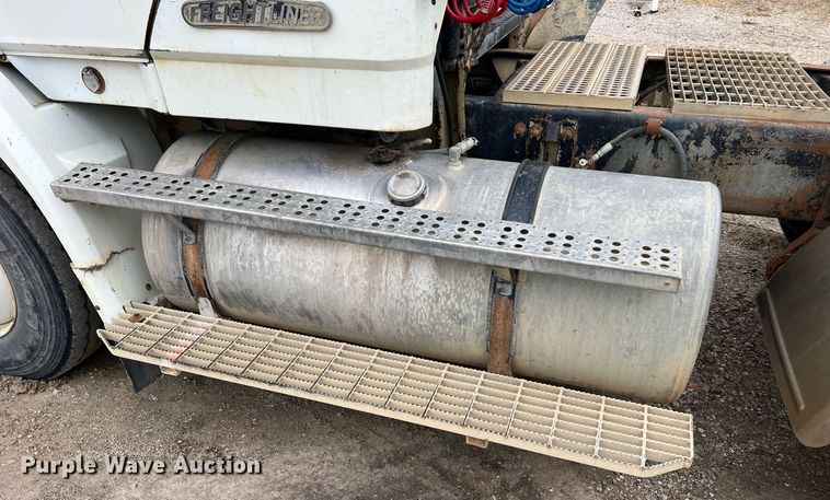 image for item LI9687 1989 Freightliner FLC  semi truck