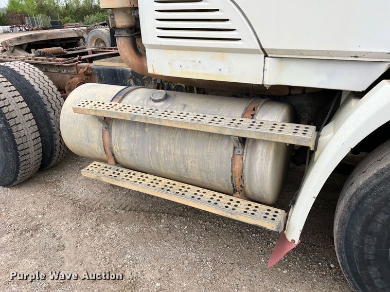 image for item LI9687 1989 Freightliner FLC  semi truck