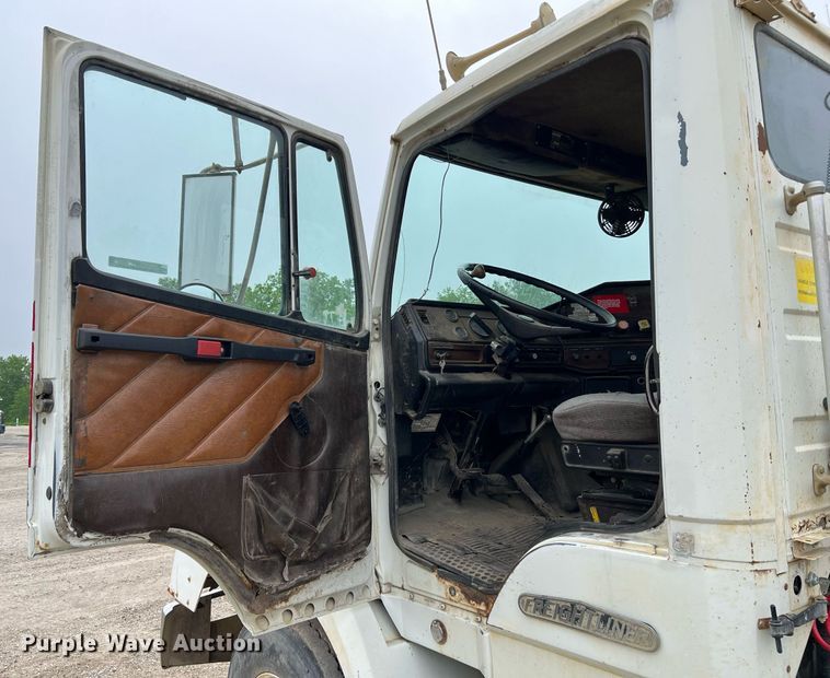 image for item LI9687 1989 Freightliner FLC  semi truck