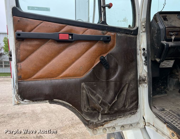 image for item LI9687 1989 Freightliner FLC  semi truck