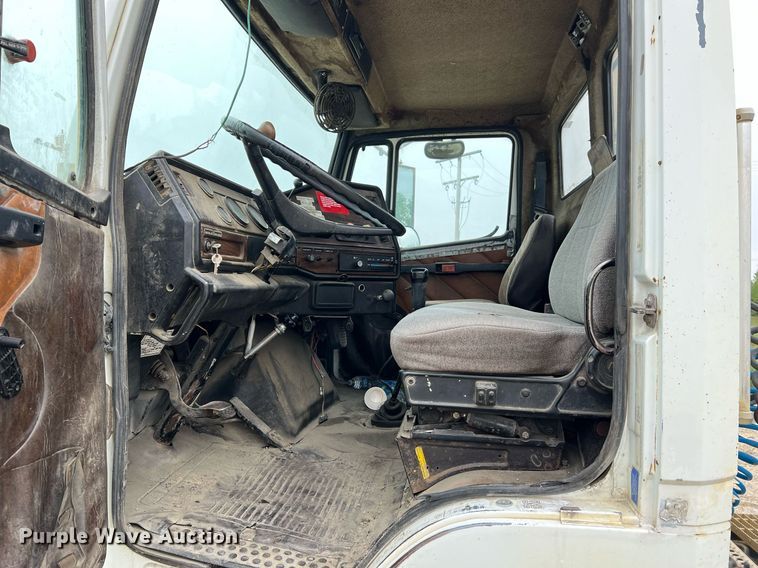 image for item LI9687 1989 Freightliner FLC  semi truck