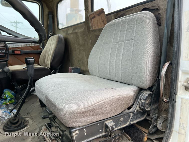 image for item LI9687 1989 Freightliner FLC  semi truck