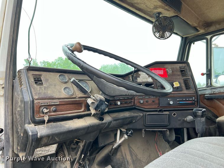 image for item LI9687 1989 Freightliner FLC  semi truck