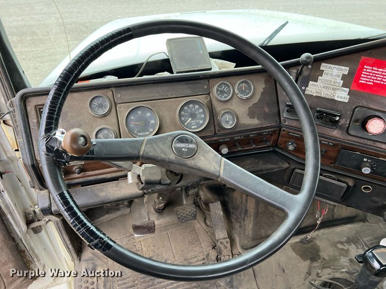 image for item LI9687 1989 Freightliner FLC  semi truck