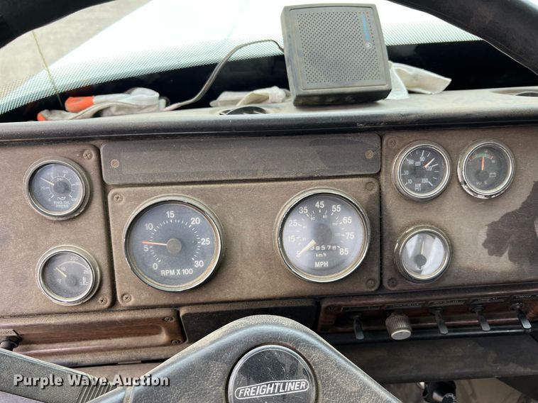 image for item LI9687 1989 Freightliner FLC  semi truck