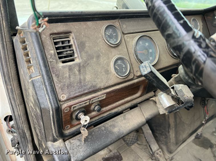 image for item LI9687 1989 Freightliner FLC  semi truck