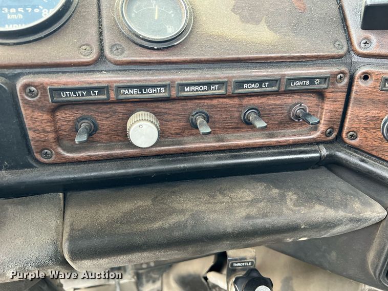 image for item LI9687 1989 Freightliner FLC  semi truck