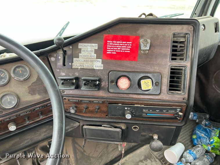 image for item LI9687 1989 Freightliner FLC  semi truck