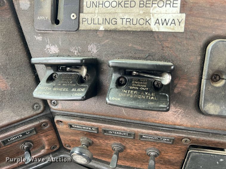 image for item LI9687 1989 Freightliner FLC  semi truck