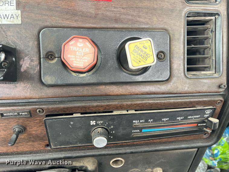 image for item LI9687 1989 Freightliner FLC  semi truck