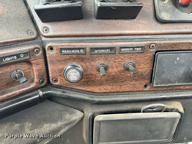 image for item LI9687 1989 Freightliner FLC  semi truck