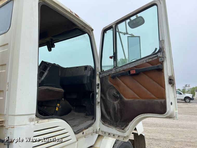 image for item LI9687 1989 Freightliner FLC  semi truck