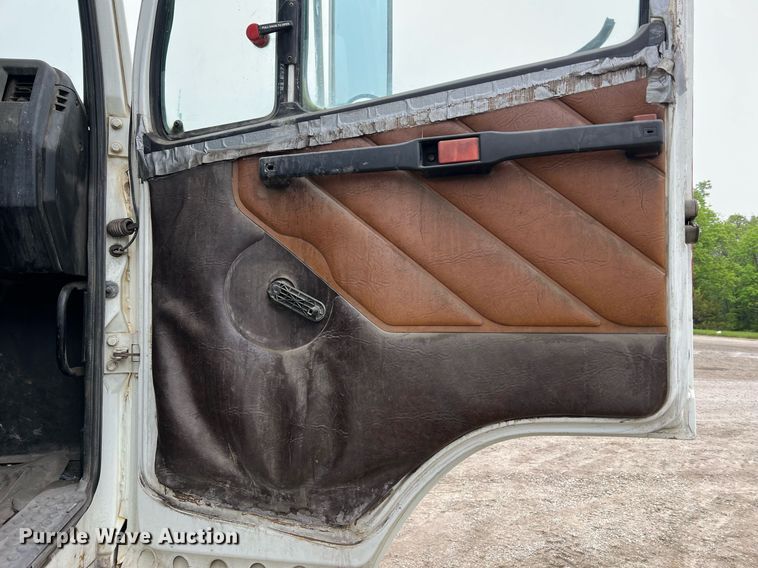 image for item LI9687 1989 Freightliner FLC  semi truck