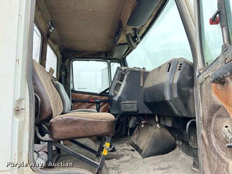 image for item LI9687 1989 Freightliner FLC  semi truck