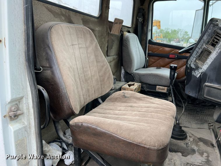 image for item LI9687 1989 Freightliner FLC  semi truck