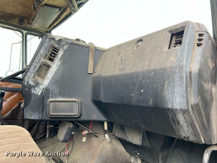 image for item LI9687 1989 Freightliner FLC  semi truck