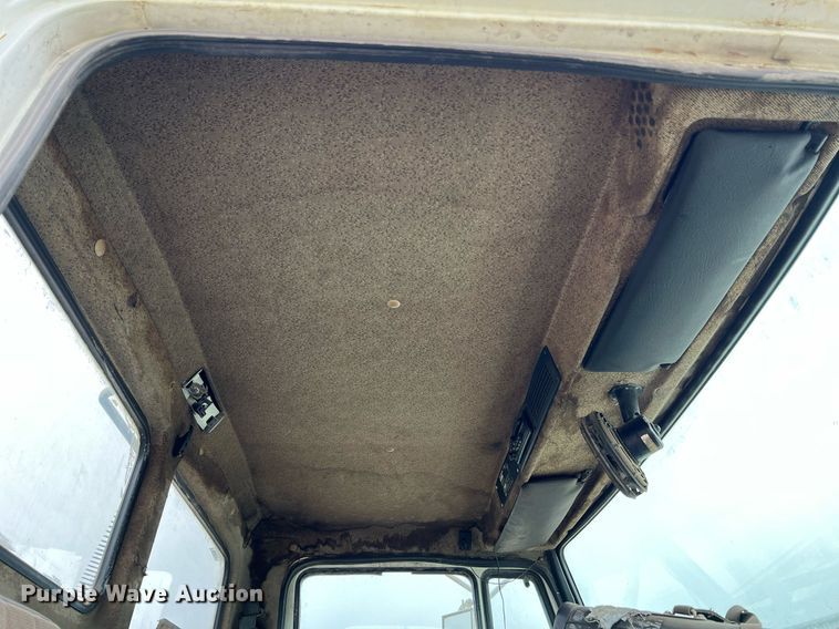 image for item LI9687 1989 Freightliner FLC  semi truck