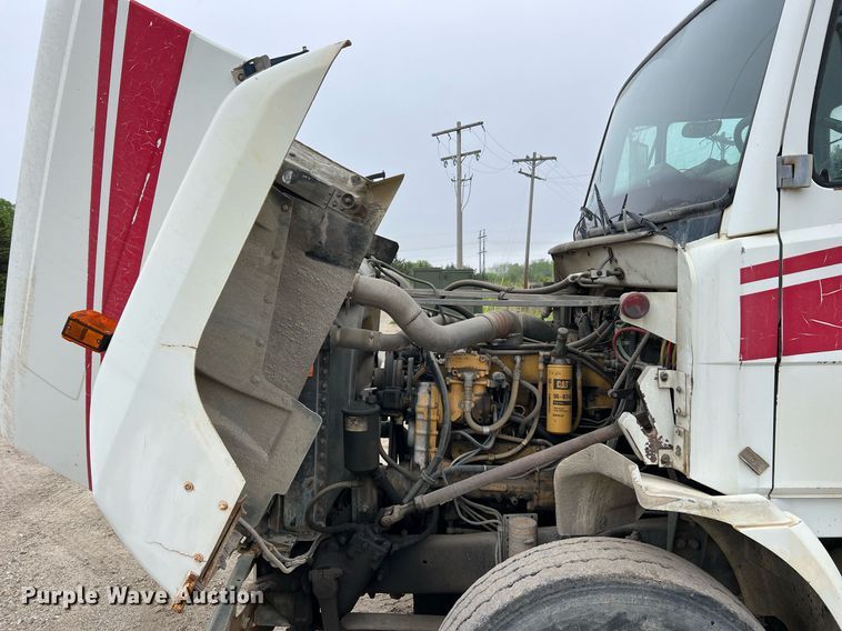 image for item LI9687 1989 Freightliner FLC  semi truck