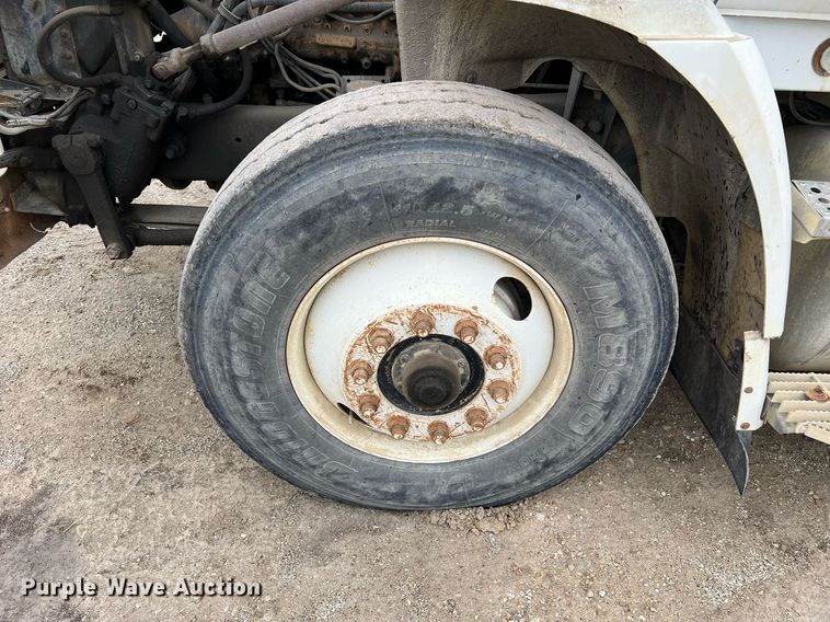 image for item LI9687 1989 Freightliner FLC  semi truck