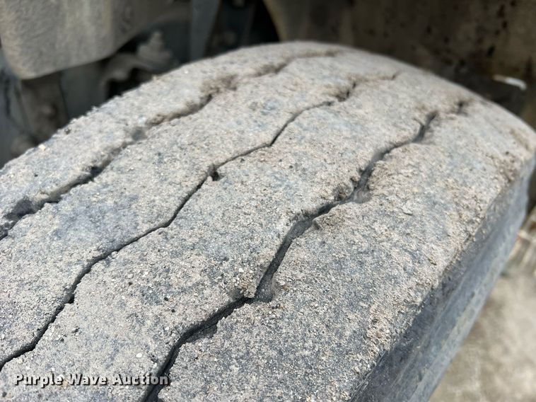 image for item LI9687 1989 Freightliner FLC  semi truck