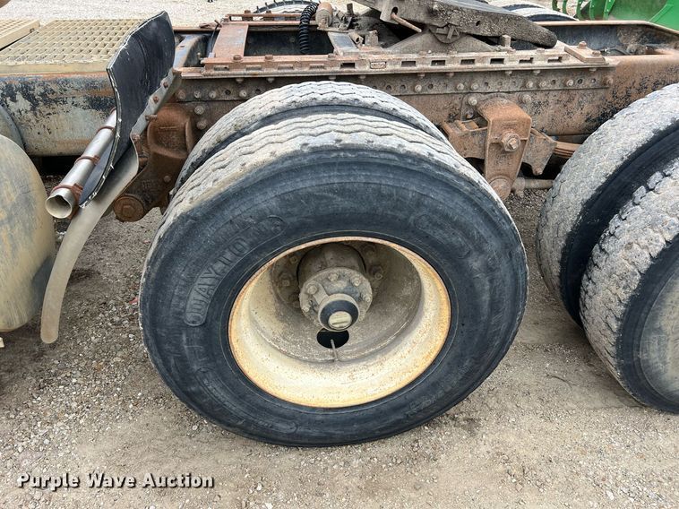 image for item LI9687 1989 Freightliner FLC  semi truck