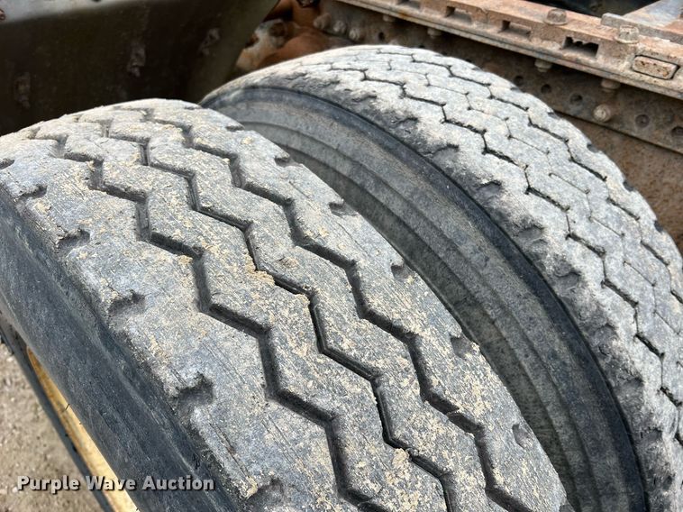 image for item LI9687 1989 Freightliner FLC  semi truck