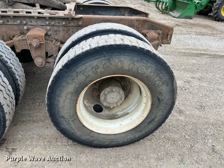 image for item LI9687 1989 Freightliner FLC  semi truck