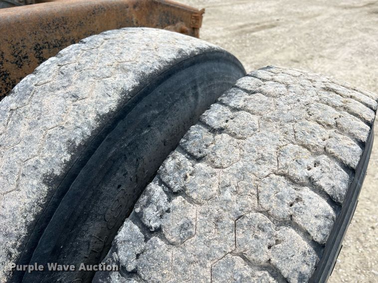 image for item LI9687 1989 Freightliner FLC  semi truck