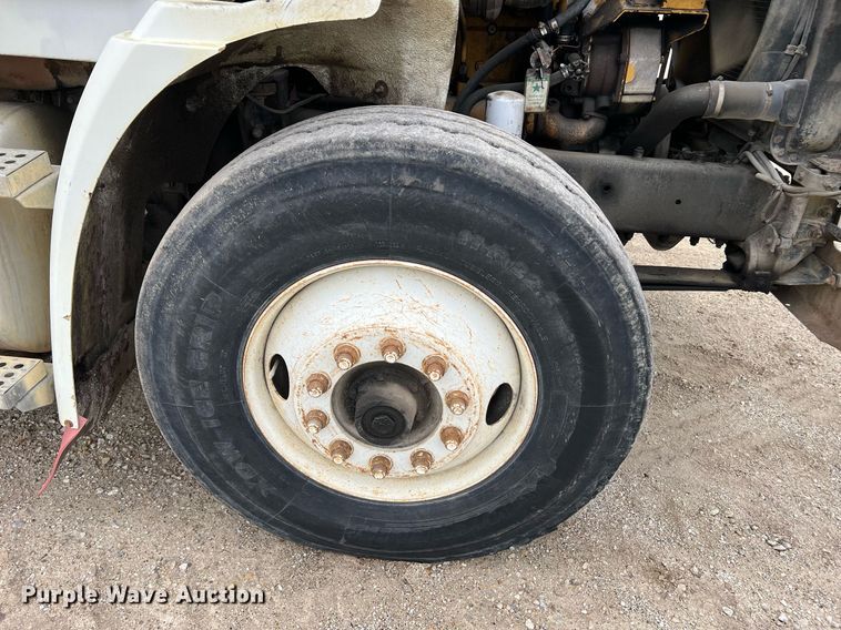 image for item LI9687 1989 Freightliner FLC  semi truck