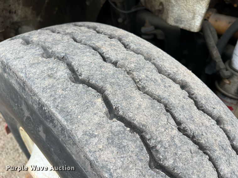 image for item LI9687 1989 Freightliner FLC  semi truck