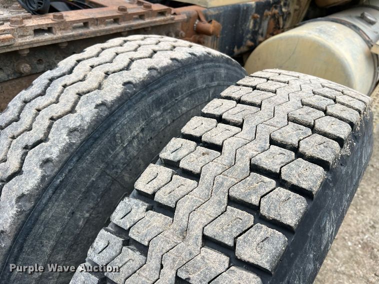 image for item LI9687 1989 Freightliner FLC  semi truck