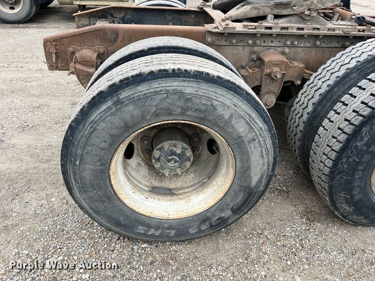 image for item LI9687 1989 Freightliner FLC  semi truck