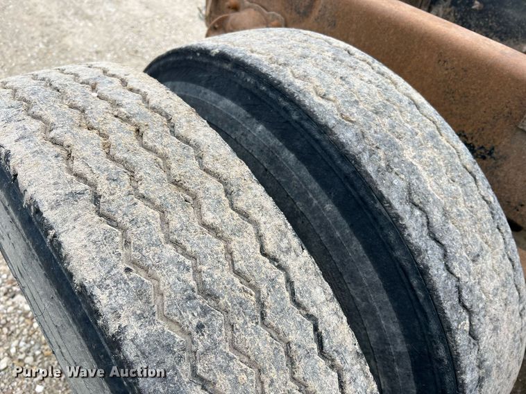 image for item LI9687 1989 Freightliner FLC  semi truck