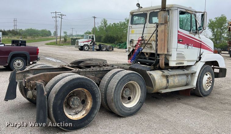 image for item LI9689 1989 Freightliner FLC  semi truck