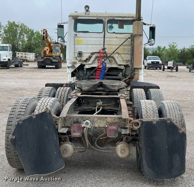 image for item LI9689 1989 Freightliner FLC  semi truck