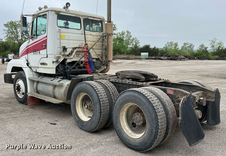 image for item LI9689 1989 Freightliner FLC  semi truck