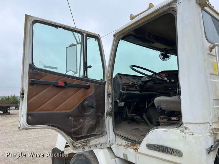 image for item LI9689 1989 Freightliner FLC  semi truck