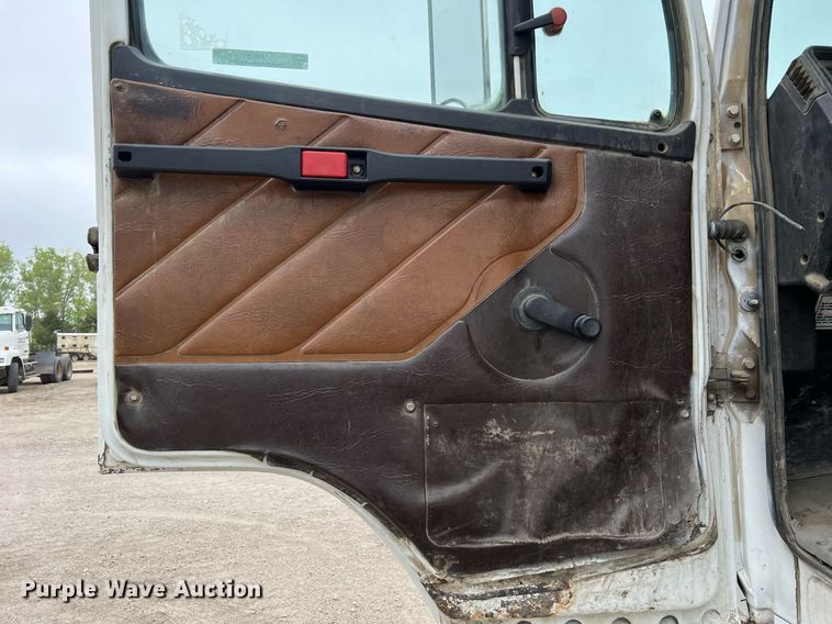 image for item LI9689 1989 Freightliner FLC  semi truck