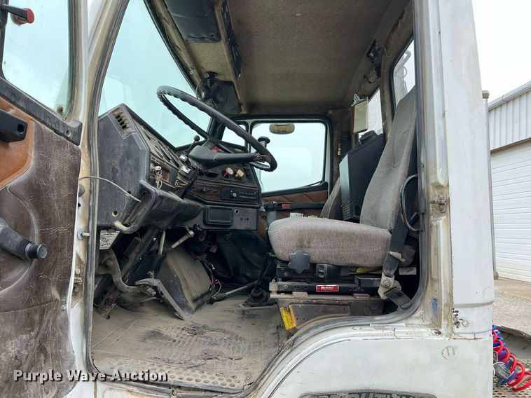 image for item LI9689 1989 Freightliner FLC  semi truck