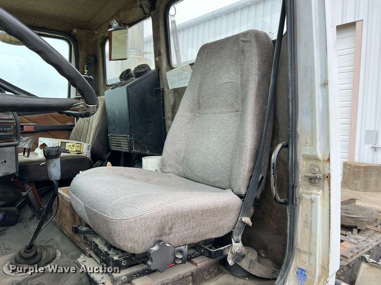 image for item LI9689 1989 Freightliner FLC  semi truck