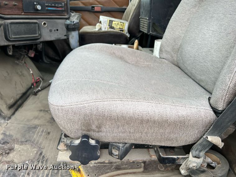 image for item LI9689 1989 Freightliner FLC  semi truck