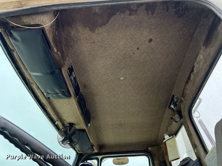 image for item LI9689 1989 Freightliner FLC  semi truck