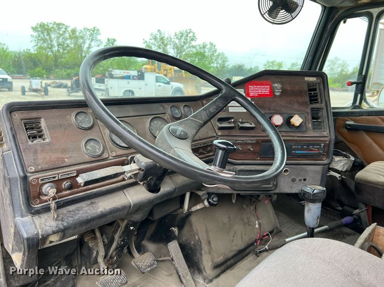 image for item LI9689 1989 Freightliner FLC  semi truck