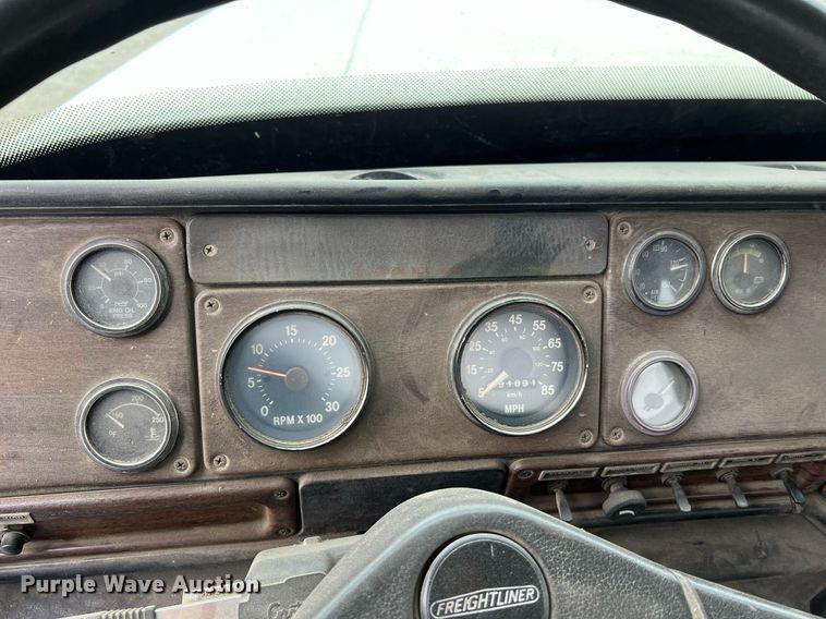 image for item LI9689 1989 Freightliner FLC  semi truck