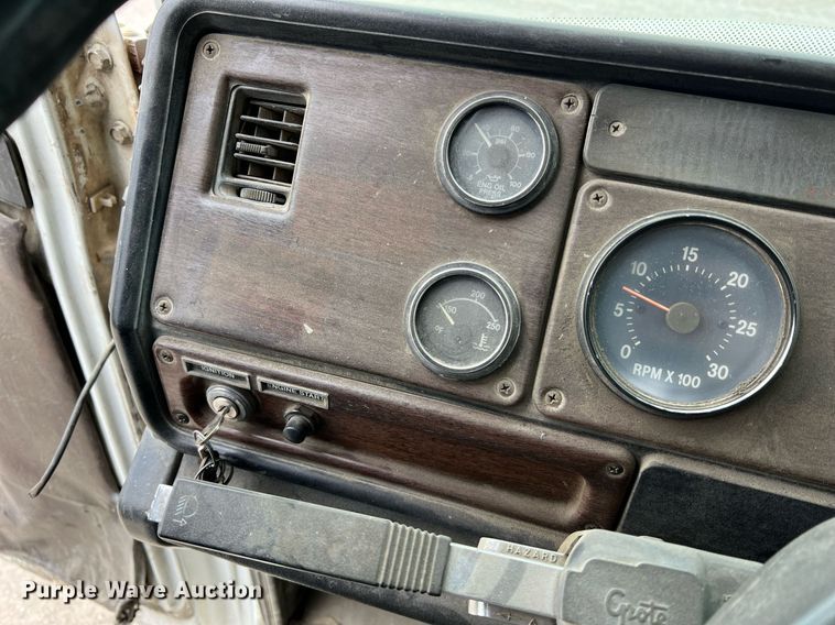 image for item LI9689 1989 Freightliner FLC  semi truck