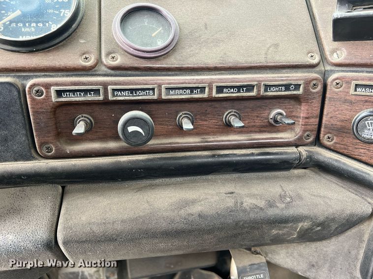 image for item LI9689 1989 Freightliner FLC  semi truck