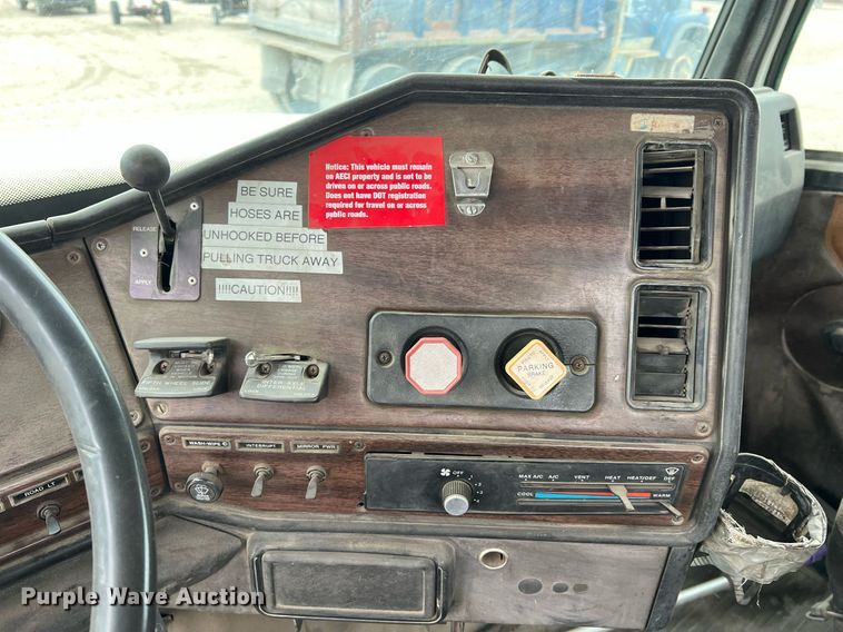 image for item LI9689 1989 Freightliner FLC  semi truck