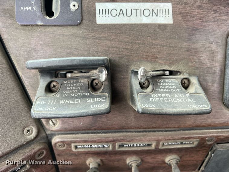 image for item LI9689 1989 Freightliner FLC  semi truck